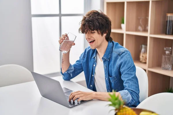 Young Hispanic Man Using Laptop Drinking Water Home — Stock Photo, Image