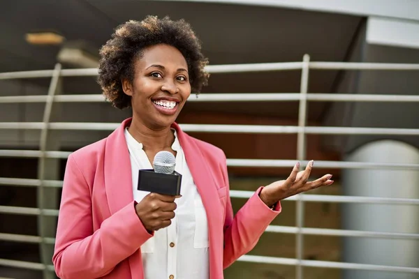 Jovem Jornalista Afro Americana Segurando Microfone Repórter Falando Sorrindo Para — Fotografia de Stock