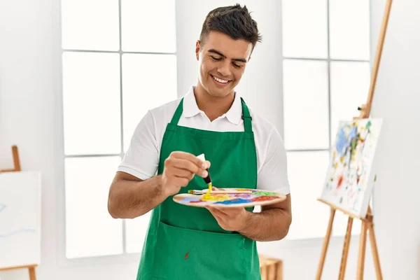 Young Hispanic Man Smiling Confident Mixing Color Art Studio — 图库照片