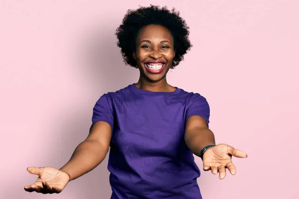 Africano Americano Mulher Com Cabelo Afro Vestindo Casual Camisa Roxa — Fotografia de Stock