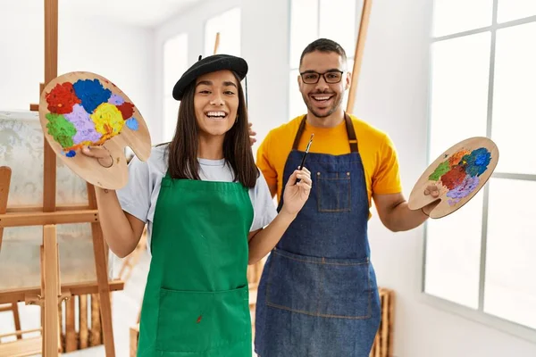 Junges Hispanisches Paar Lächelt Glücklich Mit Pinsel Und Palette Kunstatelier — Stockfoto