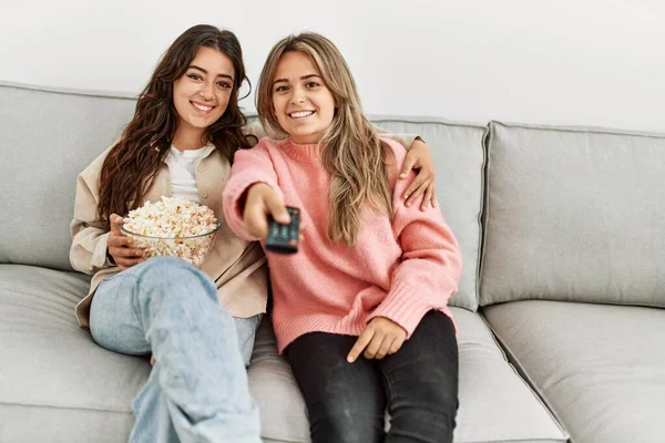 Young Couple Watching Film Eating Popcorn Sitting Sofa Home — Stock Photo, Image