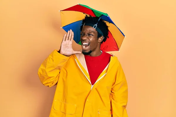 Jovem Americano Africano Vestindo Capa Chuva Amarela Gritando Gritando Alto — Fotografia de Stock