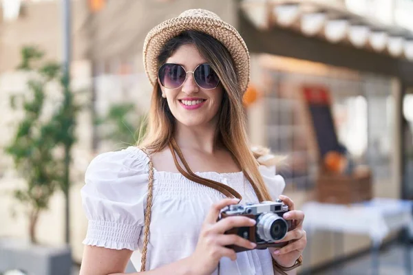 Ung Latinamerikansk Kvinna Turist Ler Säker Hålla Kameran Parken — Stockfoto