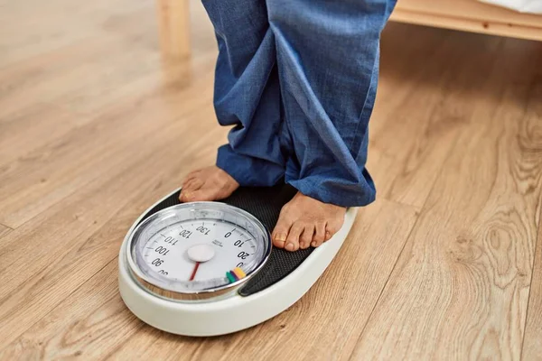 Middelbare Leeftijd Blanke Vrouw Met Behulp Van Weegmachine Thuis — Stockfoto