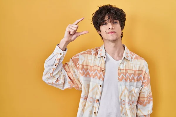 Young Man Wearing Casual Summer Shirt Smiling Confident Gesturing Hand — Stockfoto