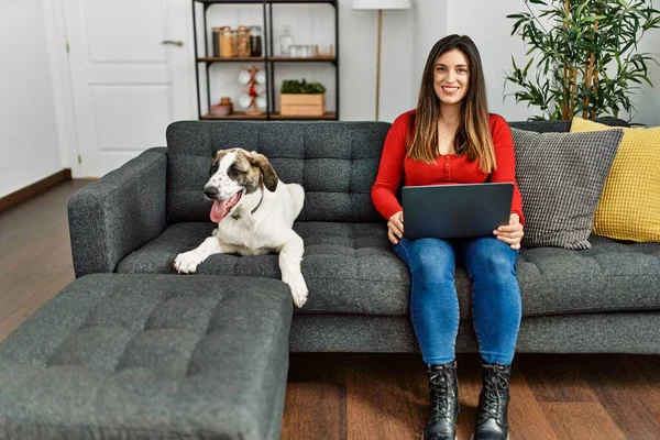 Ung Kvinna Som Använder Laptop Sitter Soffan Med Hund Hemma — Stockfoto