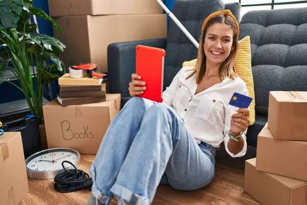 Mujer Hispana Joven Usando Laptop Tarjeta Crédito Casa Nueva —  Fotos de Stock