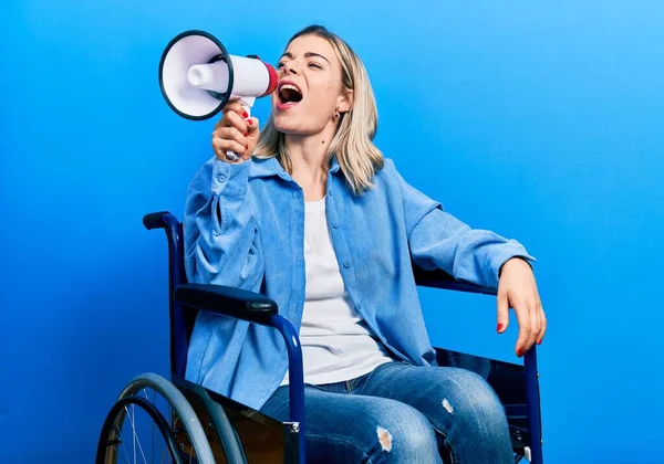 Блондинка Сидящая Инвалидной Коляске Кричащая Через Мегафон Изолированном Фоне — стоковое фото