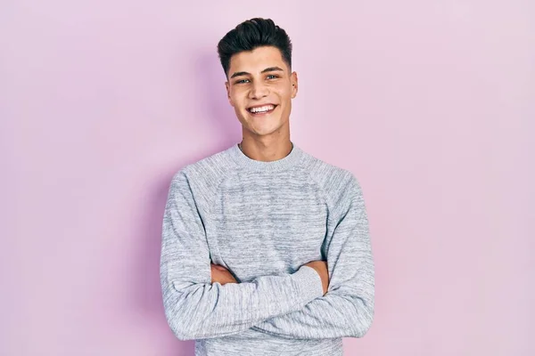 Молодий Іспаномовний Чоловік Повсякденному Одязі Щасливе Обличчя Посміхається Схрещеними Руками — стокове фото