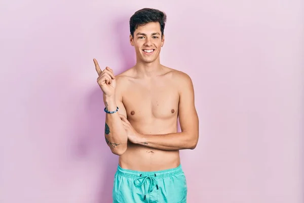 Jonge Spaanse Man Draagt Zwemkleding Zonder Shirt Met Een Grote — Stockfoto