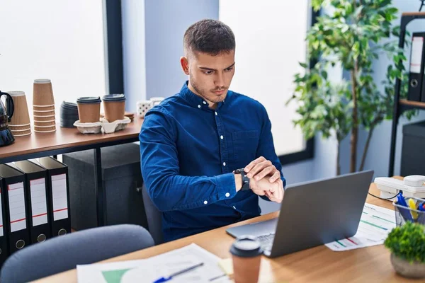 Jonge Spaanse Man Zakenman Met Behulp Van Laptop Kijken Horloge — Stockfoto