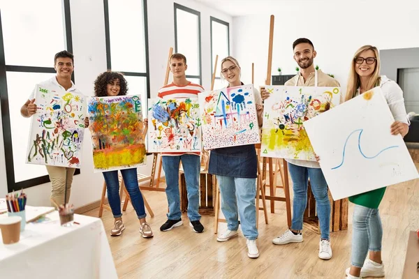 Gruppo Persone Sorridenti Tela Felice Con Disegno Piedi Studio Arte — Foto Stock