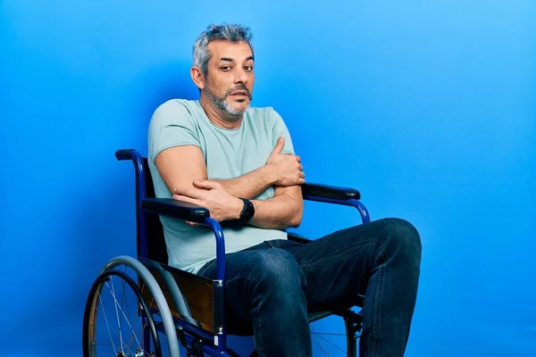 Schöner Mann Mittleren Alters Mit Grauen Haaren Der Zitternd Rollstuhl — Stockfoto