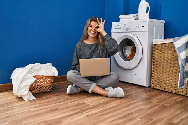 Young Woman Waiting Laundry Using Laptop Smiling Happy Doing Sign — Stockfoto