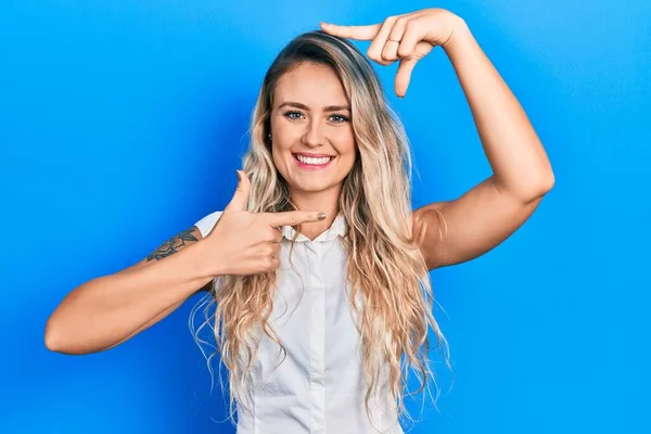 Beautiful Young Blonde Woman Doing Picture Frame Gesture Hands Smiling — ストック写真