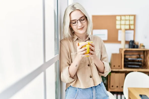 Joven Mujer Caucásica Bebiendo Café Apoyado Ventana Oficina —  Fotos de Stock