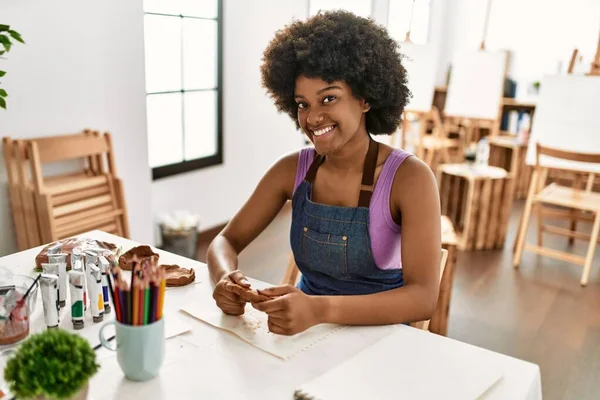 Genç Afro Amerikan Kadın Gülümsüyor Sanat Stüdyosunda Kil Manipülasyonu Yapıyor — Stok fotoğraf