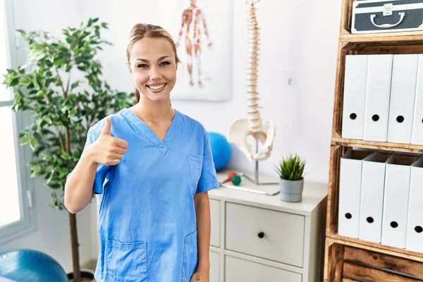 Ağrı Kesici Kliniğinde Çalışan Beyaz Bir Kadın Elleriyle Mutlu Bir — Stok fotoğraf