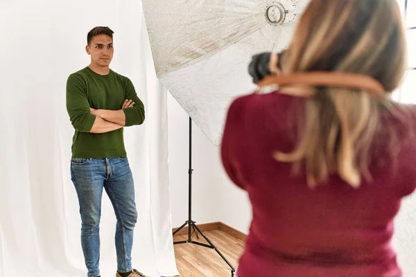 Mooi Model Poseren Voor Professionele Fotograaf Studio — Stockfoto