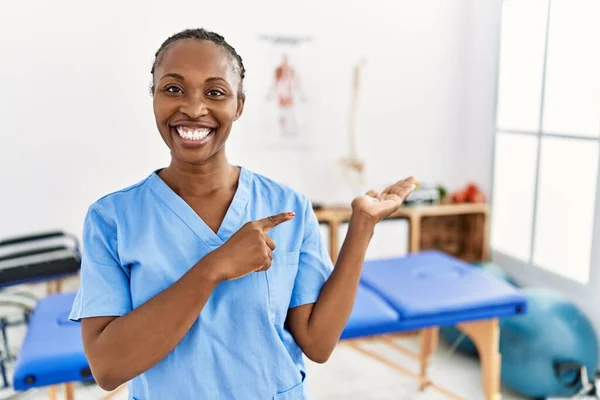 Black Woman Braids Working Pain Recovery Clinic Amazed Smiling Camera — Stockfoto