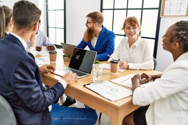 Grupp Företagsarbetare Ler Glad Att Arbeta Kontoret — Stockfoto