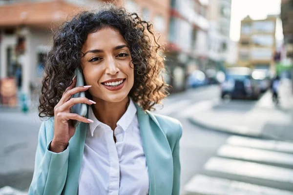 Ung Latinamerikansk Affärskvinna Bär Professionell Ser Leende Säker Staden Talar — Stockfoto