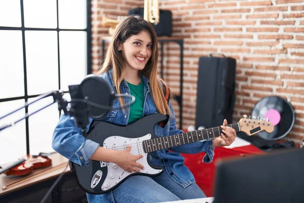 Joven Mujer Hispana Músico Cantando Canción Tocando Guitarra Eléctrica Estudio — Foto de Stock