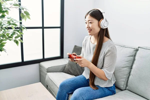 Jovem Mulher Asiática Jogando Jogos Vídeo Sala Estar — Fotografia de Stock