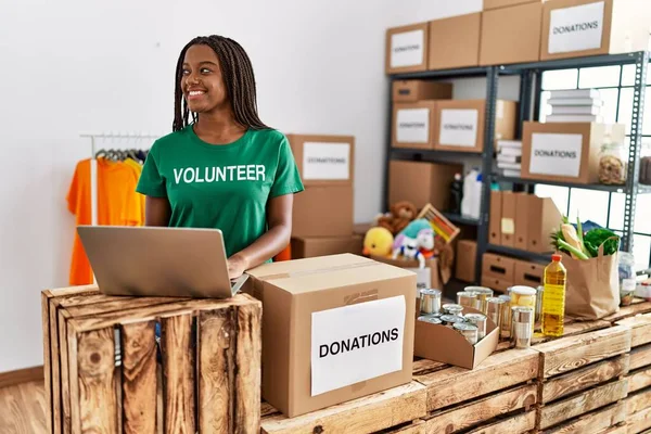 Young African American Woman Wearing Volunteer Uniform Working Charity Center — Stock Photo, Image