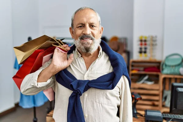 Älterer Grauhaariger Mann Lächelt Selbstbewusst Und Hält Einkaufstüten Bekleidungsgeschäft — Stockfoto