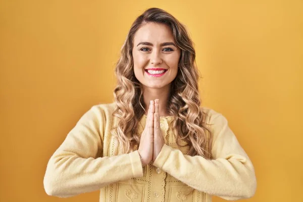 Young Caucasian Woman Standing Yellow Background Praying Hands Together Asking — ストック写真