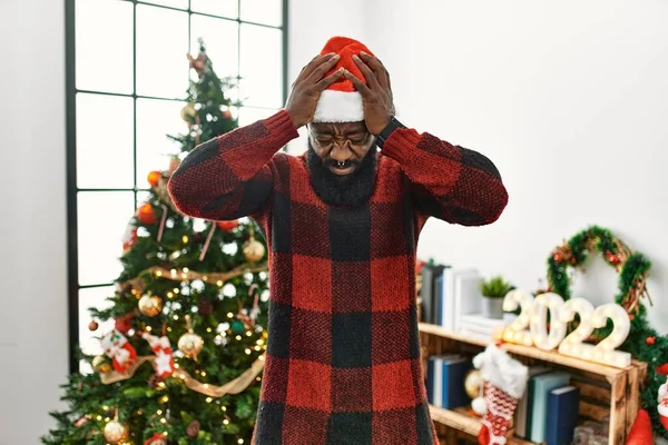 Afrikanischer Mann Mit Weihnachtsmannmütze Der Weihnachtsbaum Steht Und Unter Kopfschmerzen — Stockfoto