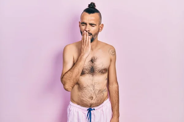 Junge Hispanische Mann Ohne Hemd Und Badeanzug Gelangweilt Gähnende Müde — Stockfoto