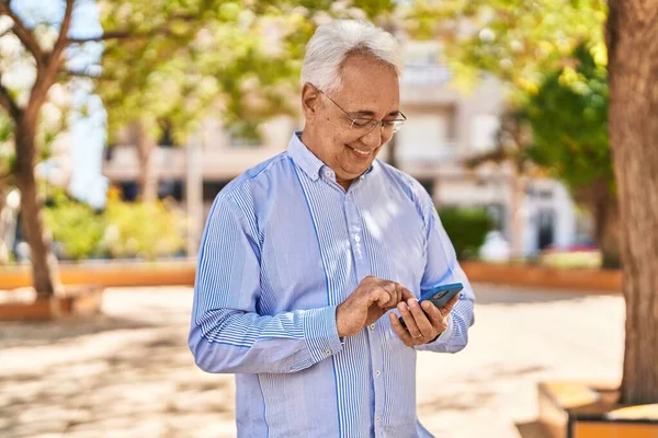 Uomo Anziano Sorridente Fiducioso Utilizzando Smartphone Parco — Foto Stock