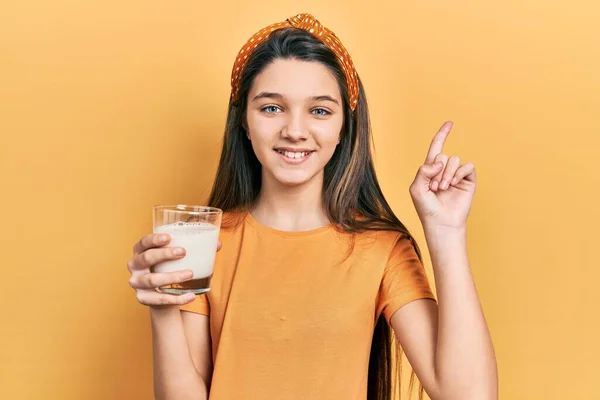 Junges Brünettes Mädchen Das Ein Glas Milch Trinkt Überrascht Mit — Stockfoto