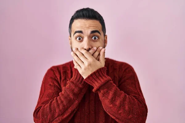 Young Hispanic Man Beard Wearing Casual Sweater Pink Background Shocked — Zdjęcie stockowe