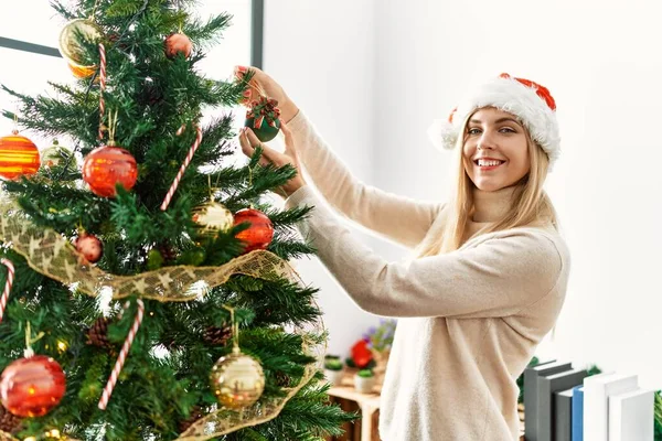 Νεαρή Ξανθιά Γυναίκα Χαμογελά Αυτοπεποίθηση Διακόσμηση Χριστουγεννιάτικο Δέντρο Στο Σπίτι — Φωτογραφία Αρχείου