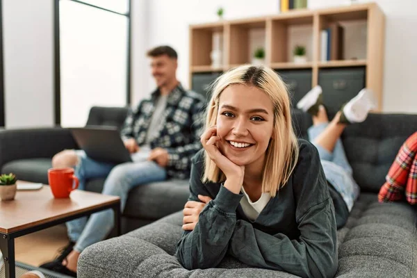 Junger Kaukasier Lächelt Glücklich Mit Laptop Auf Dem Heimischen Sofa — Stockfoto