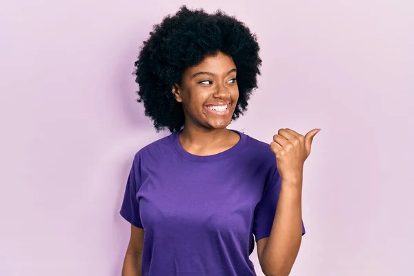 Jovem Afro Americana Vestindo Roupas Casuais Sorrindo Com Rosto Feliz — Fotografia de Stock