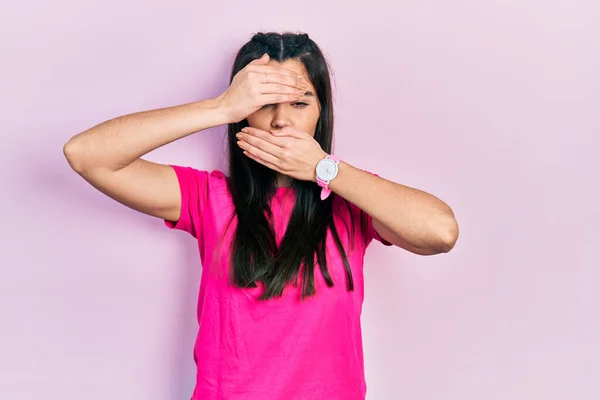 Joven Chica Hispana Vestida Con Una Camiseta Rosa Casual Que —  Fotos de Stock