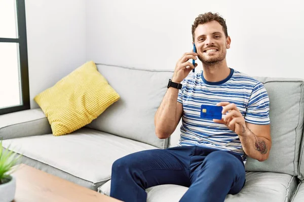 Jovem Hispânico Falando Smartphone Segurando Cartão Crédito Casa — Fotografia de Stock