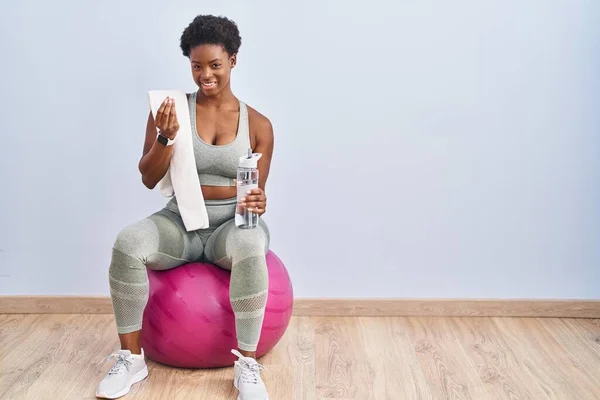 African American Woman Wearing Sportswear Sitting Pilates Ball Doing Money — Stock Fotó