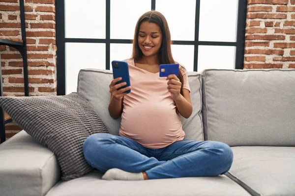 Jonge Latijnse Vrouw Zwanger Met Smartphone Creditcard Thuis — Stockfoto