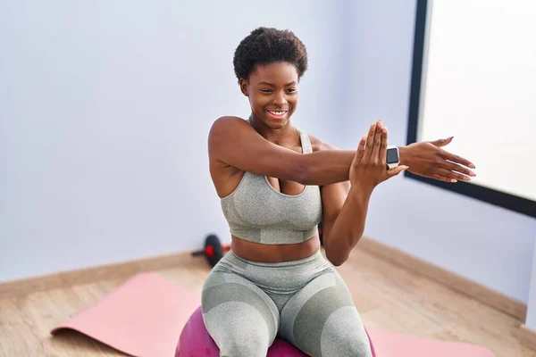 African American Woman Smiling Confident Stretching Arm Sport Center — Foto de Stock