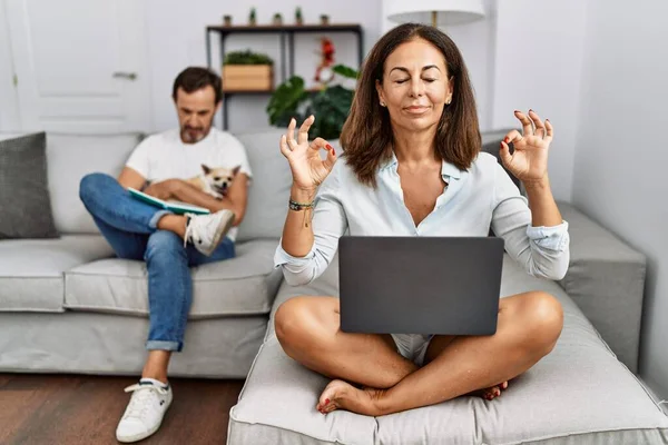 Hispanic Middle Age Couple Home Woman Using Laptop Relax Smiling — Foto de Stock