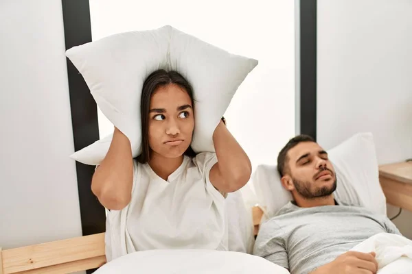 Kvinna Täcker Öronen Med Kudde Irriterad För Snarkning Liggande Sängen — Stockfoto