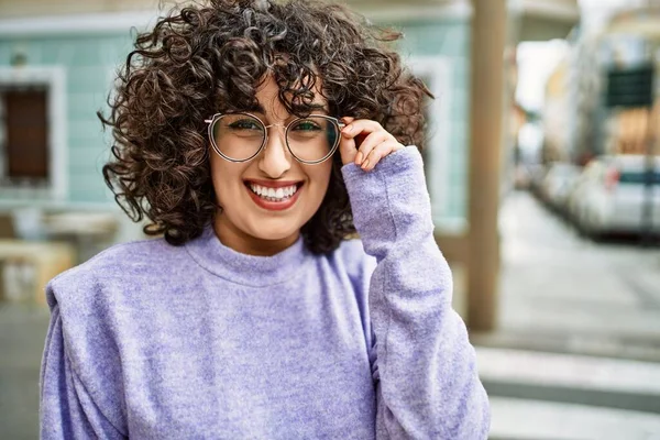 Joven Mujer Oriente Medio Sonriendo Confiado Usando Gafas Calle —  Fotos de Stock