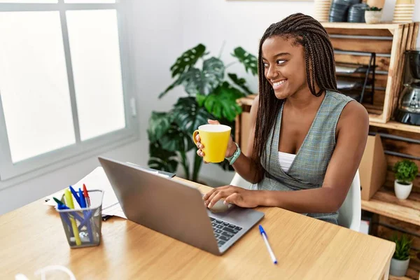 Junge Afrikanisch Amerikanische Geschäftsfrau Arbeitet Mit Laptop Büro — Stockfoto