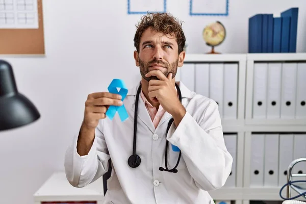 Ung Latinamerikansk Läkare Man Med Blått Band Allvarligt Ansikte Tänker — Stockfoto